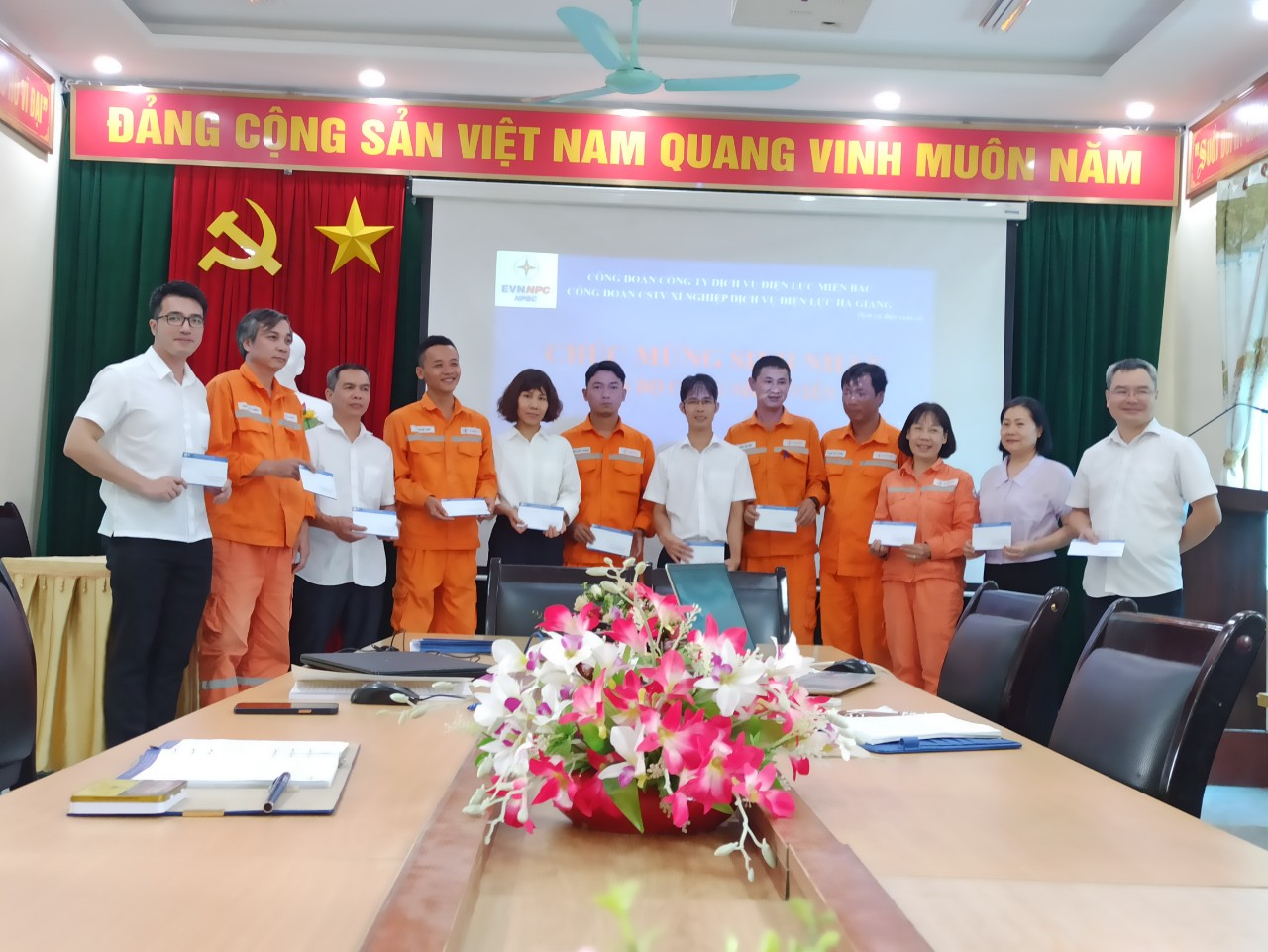 Xí nghiệp Dịch vụ Điện lực Hà Giang tổ chức sinh nhật cho CBCNV
